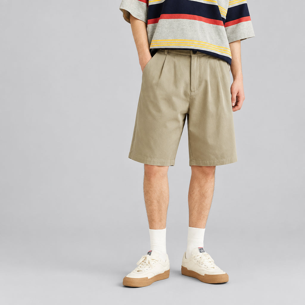 Khaki pleated suit shorts with front pleats and side pockets