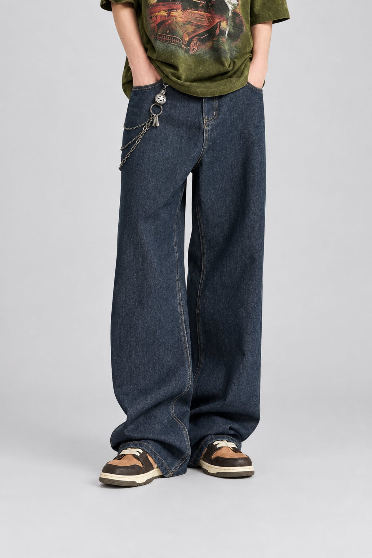 Straight-leg washed denim jeans, wide leg with front pockets and keychain loop