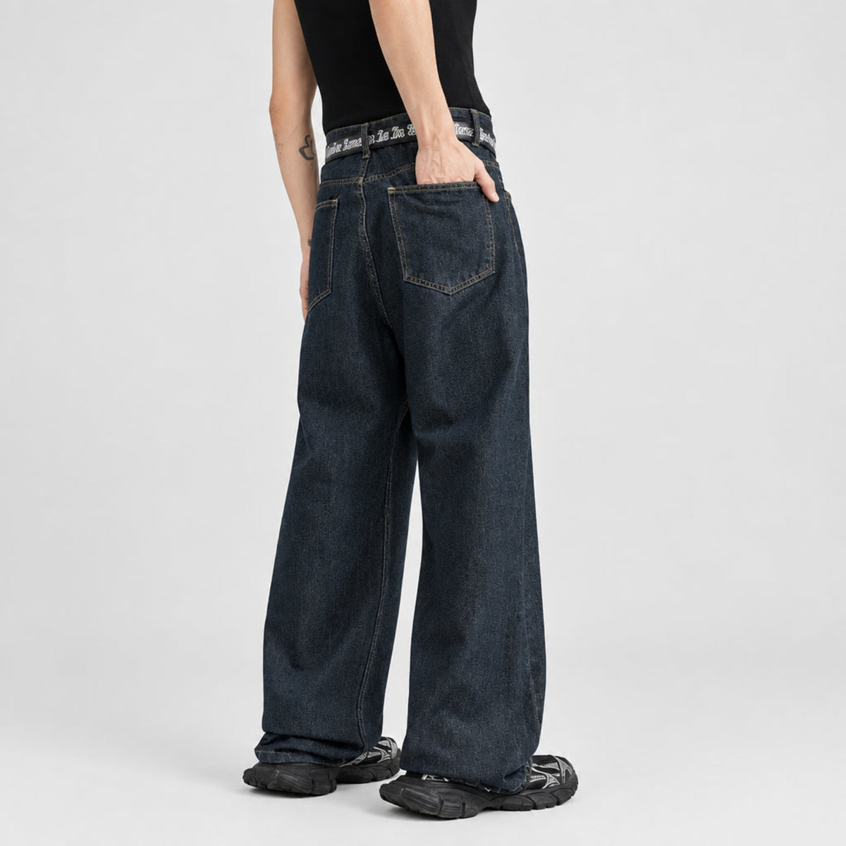 Washed straight-leg denim jeans with back yoke, two back pockets, dark hem